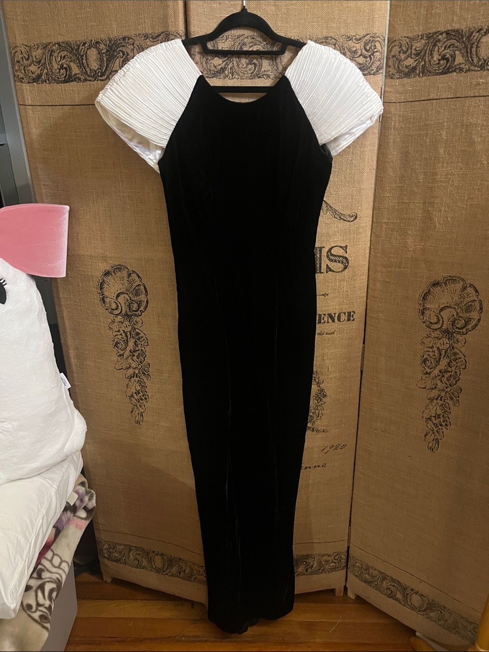 Elegant Black Velvet Evening Dress with White Pleated Cap Sleeves